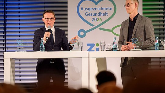 Prof. Dr. Hans Theiss und Thorsten Schmidt im Gespräch beim Panel in Session II.