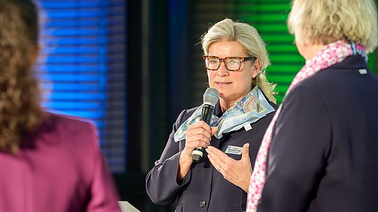 Simone Borchardt spricht im Panel zu Session I.