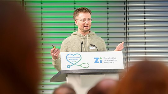 Dr. Jonas Fröhlich während seines Vortrags.