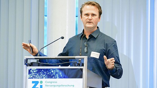 Dr. Sebastian Carnarius am Rednerpult während seines Vortrags