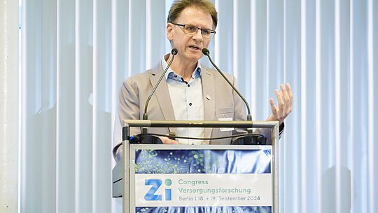 Dr. Christian Pfeiffer am Rednerpult während seines Vortrags