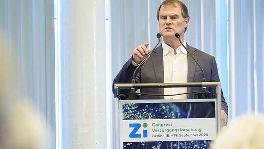 Redner am Rednerpult während seines Vortrags