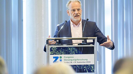 Dr. Dominik von Stillfried während seines Vortrags am Rednerpult