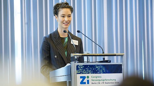 Dr. Leonor Heinz während ihres Vortrags am Rednerpult