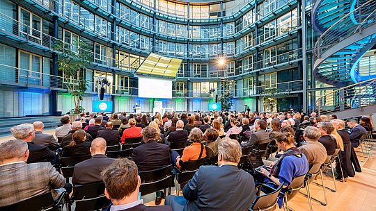 Das Publikum und der Eventraum im Allianz Forum.