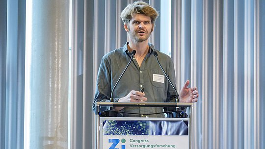 Redner am Rednerpult während eines Vortrags