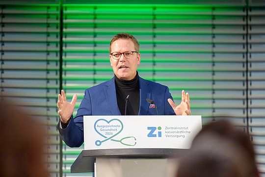 Staatssekretär Tino Sorge während seiner Keynote.