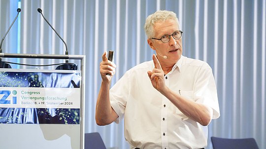 Redner gestikuliert während seines Vortrags