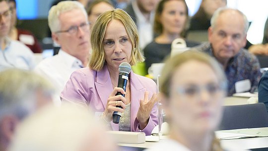 Teilnehmende aus dem Publikum stellt Rückfrage