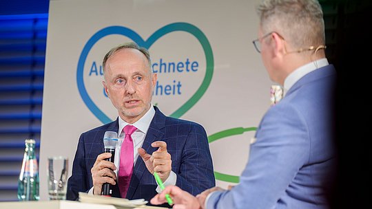 Dr. Stephan Hofmeister bei seinem Wortbeitrag im Panel zu Session III.