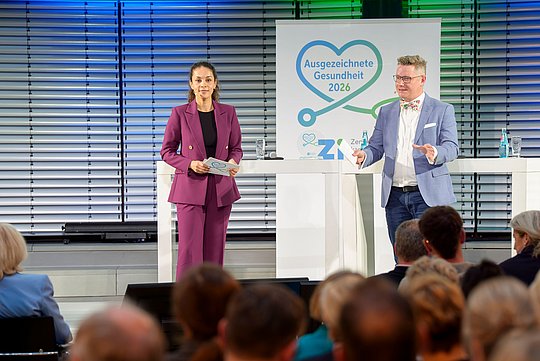 Das Moderatorenteam des Abends, Dr. Florence Randrianarisoa und Denis Nößler.