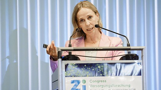 Rednerin am Rednerpult während eines Vortrags