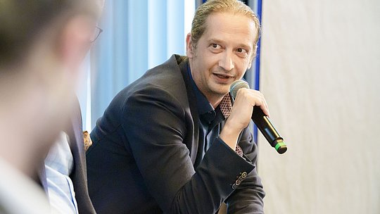 Thomas Czihal während seiner Moderation einer Podiumsdiskussion
