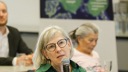 Teilnehmerin aus dem Publikum stellt Rückfrage