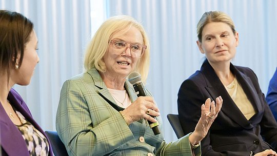Dr. Annette Rommel während ihres Wortbeitrags in einer Podiumsdiskussion