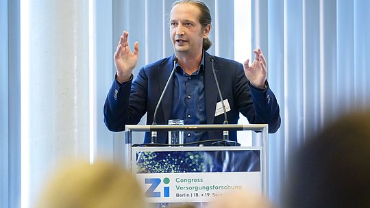 Thomas Czihal am Rednerpult während seiner Moderation