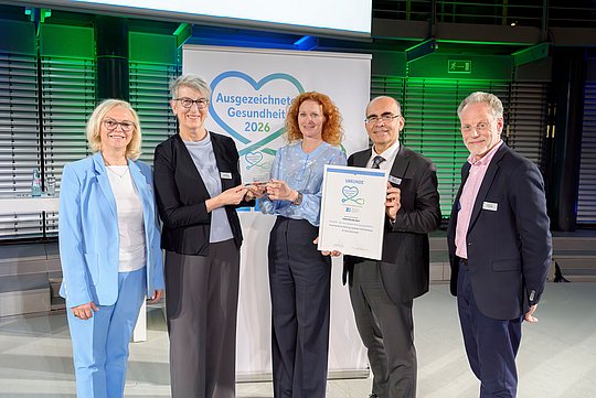 Der Vorstand der KV Baden-Württemberg mit ihrer Auszeichnung zusammen mit der Kuratoriumsvorsitzenden und dem Vorstandsvorsitzenden des Zi.