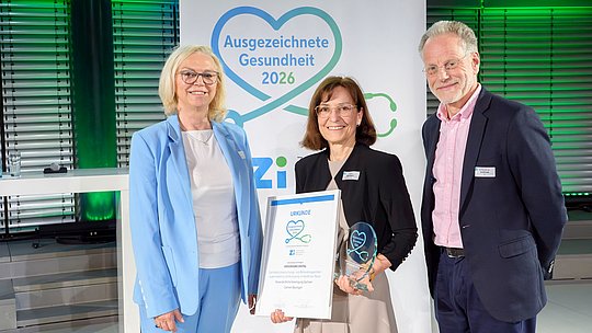 Preisträgerin Carmen Baumgart mit der Kuratoriumsvorsitzenden und dem Vorstandsvorsitzenden des Zi.