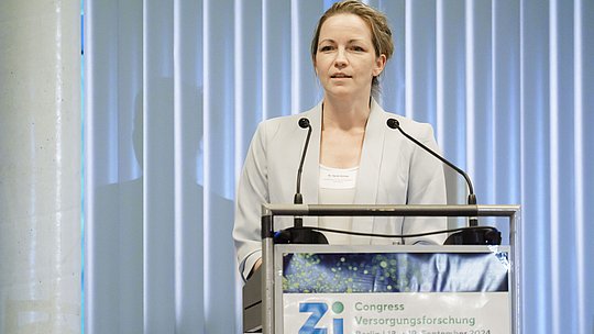 Dr. Sarah Eichler am Rednerpult während ihres Vortrags