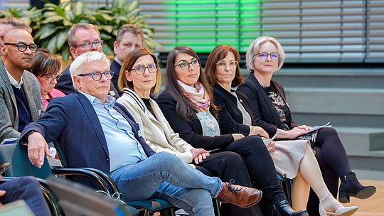 Projektvortragende in der ersten Reihe des Publikums.