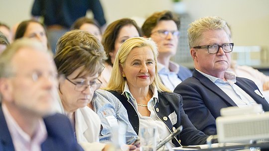 Teilnehmende verfolgen aufmerksam den Vortrag im Publikum