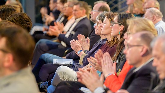 Klatschendes Publikum bei "Ausgezeichnete Gesundheit 2026"