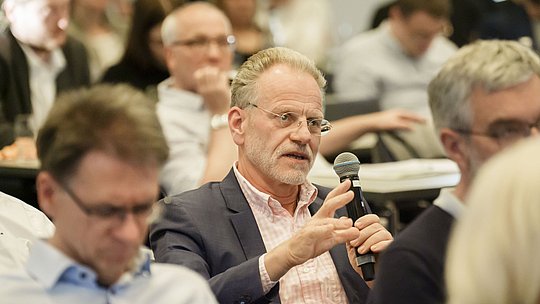 Dr. Dominik von Stillfried stellt Rückfrage aus dem Publikum